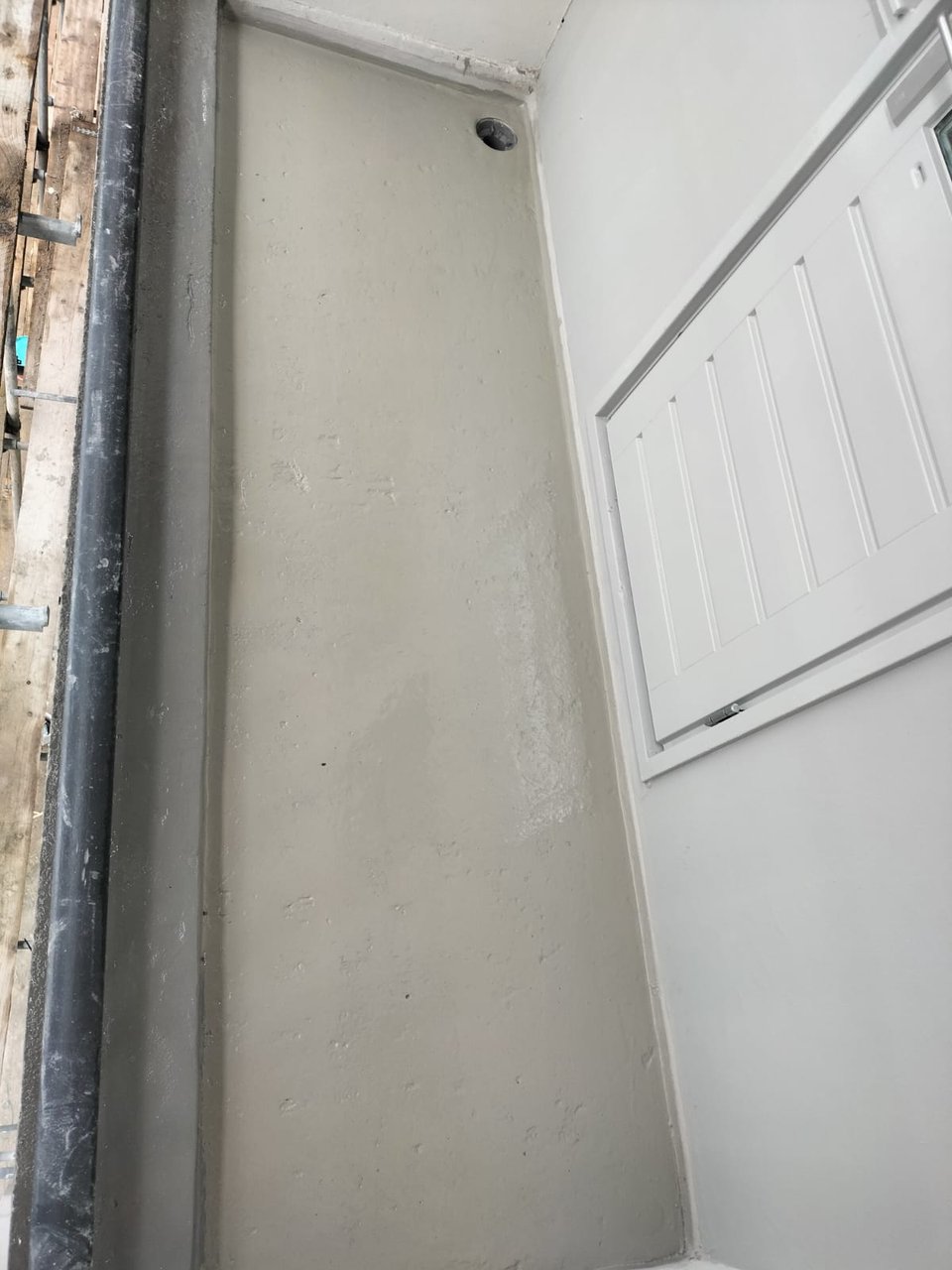 Dezelfde galerijvloer na renovatie met nieuwe coating